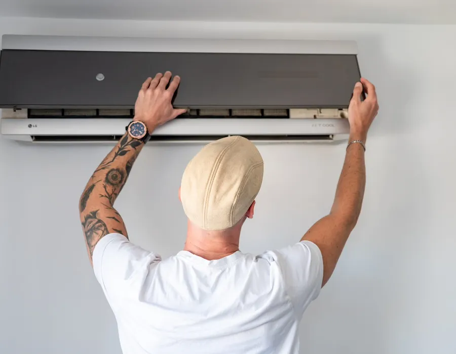 Revisión de un aire acondicionado de pared