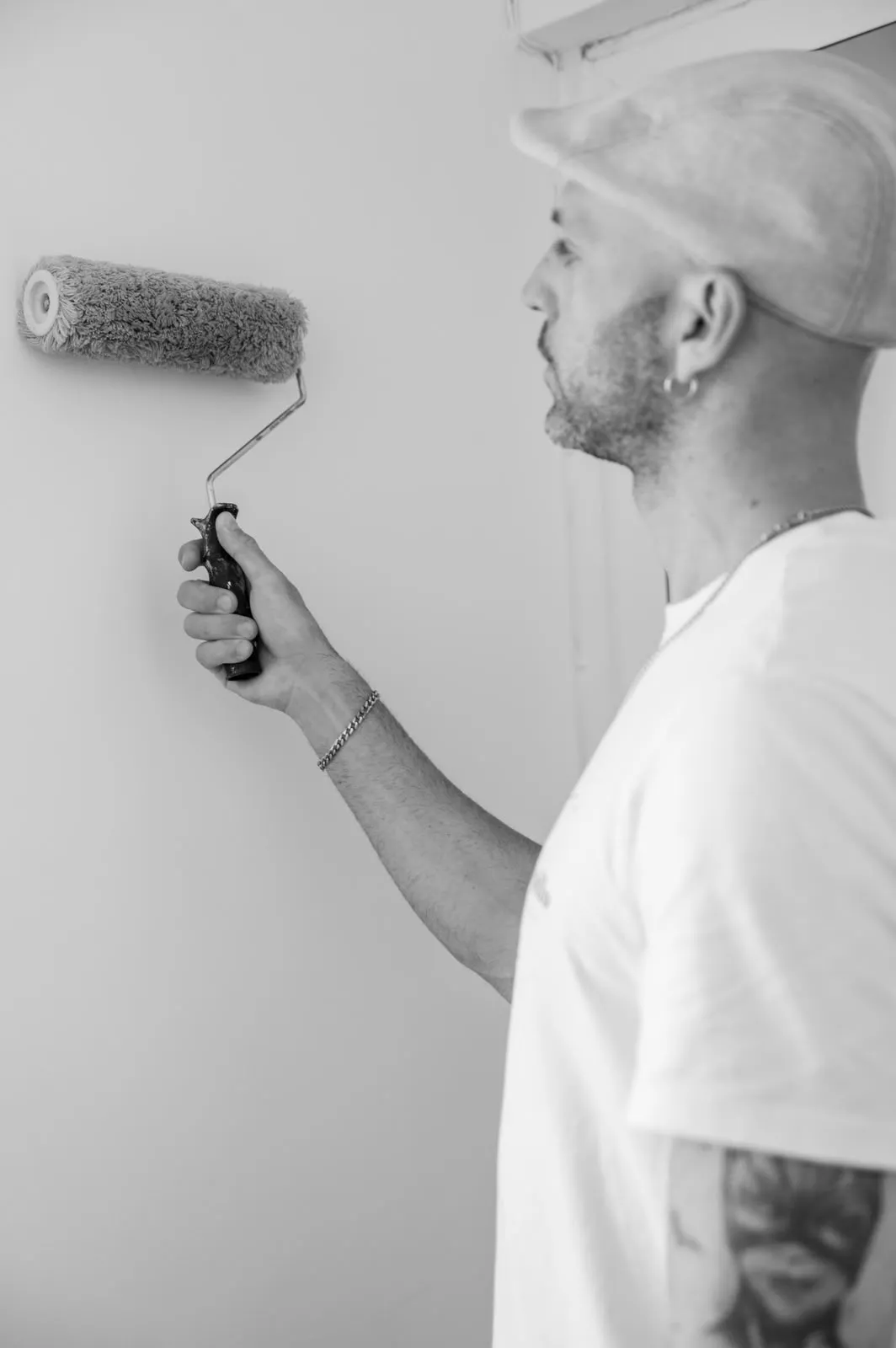Rodillo pintando una pared interior