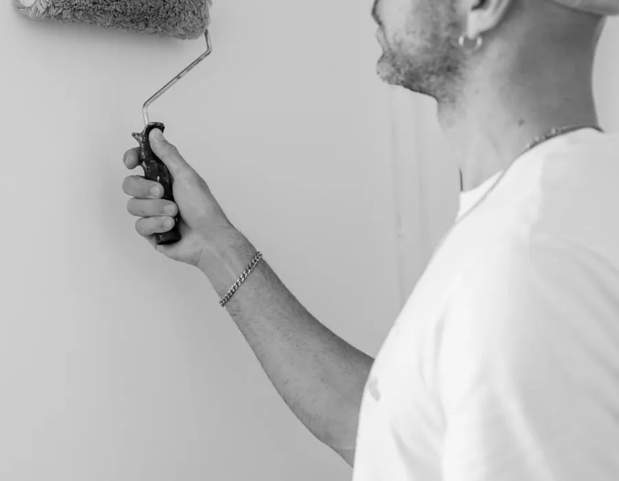 Rodillo pintando una pared interior